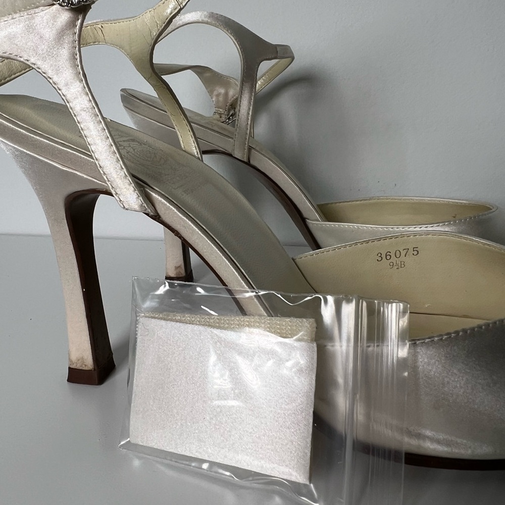 Bridal silk shoe, size 9.5 - Picture 8 of 9